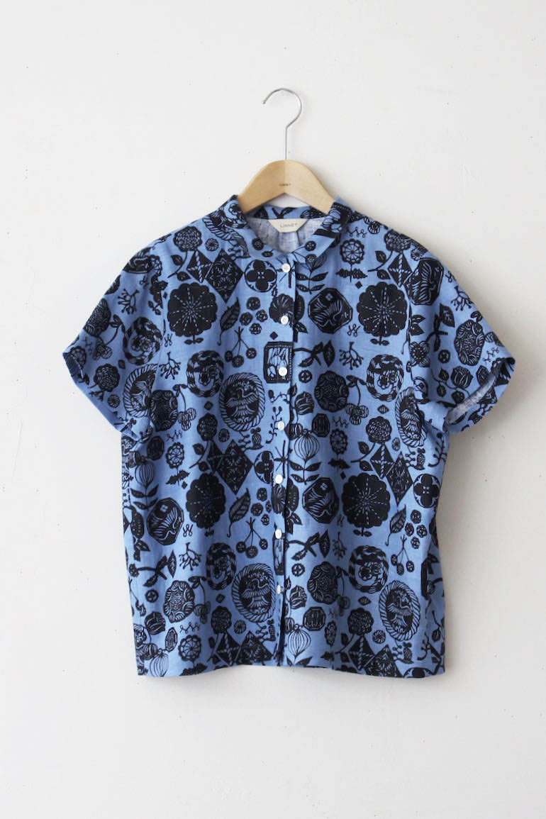 No.135 丸衿ブラウス半袖(裾絞り無し)<br />花図案吹寄ブルー 